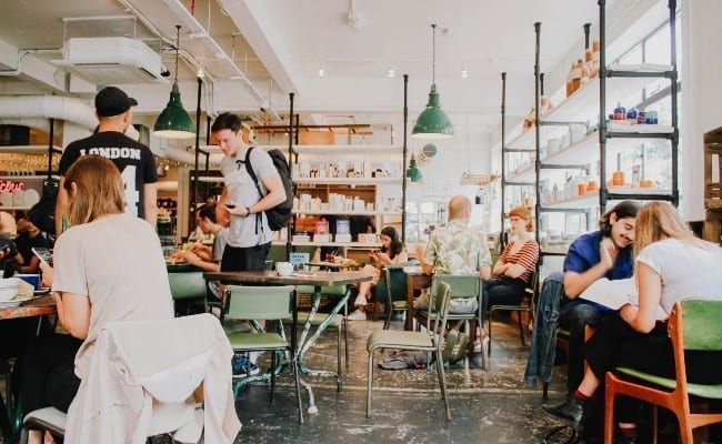 les gens dans le café