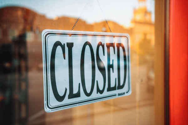 A business storefront that has a closed sign